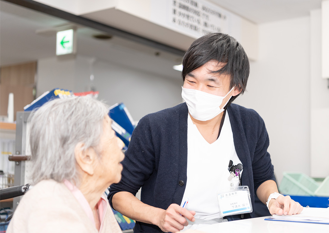 一般病棟で活躍する思温病院看護師の様子